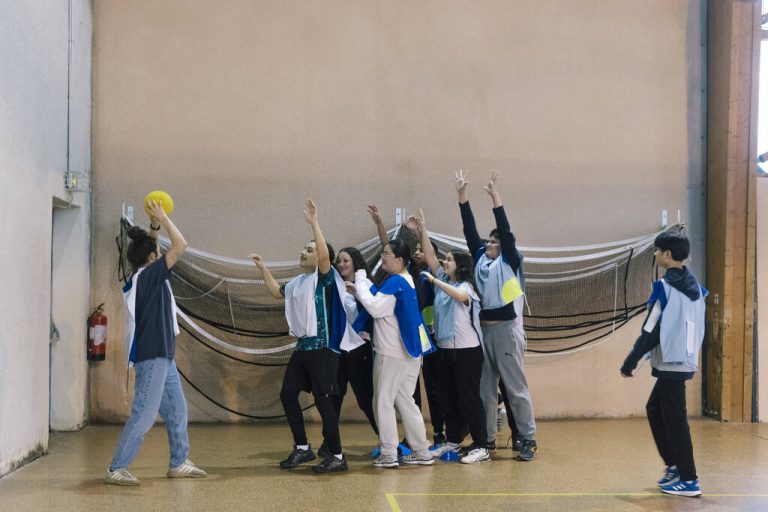 Photographie de jeunes personnes jouant à l'un des jeux imaginé par l'artiste Gabriel Fontana.