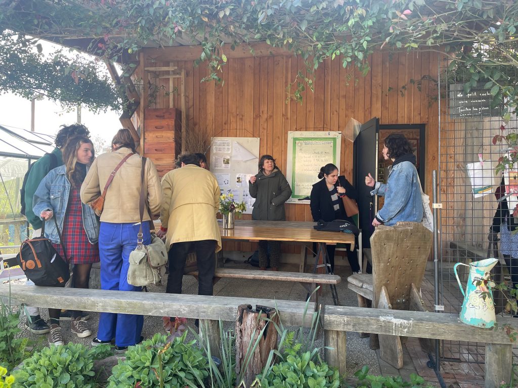 Un groupe d'étudiants en Master 2 et d'une enseignante chercheuse autour d'une table lors d'une réunion avec les commanditaires du GAEC.