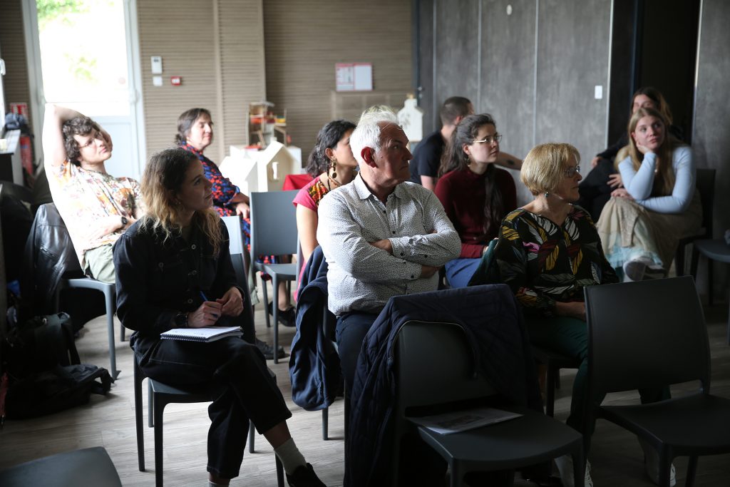 Le groupe de commanditaires en discussion, assis sur des chaises