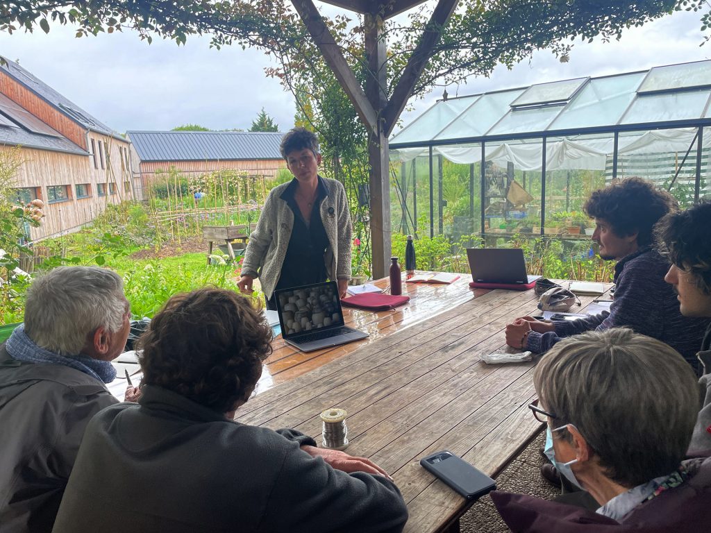 Les commanditaires réunis autour d'une table pour écouter la présentation d'Elvia Teotski aux Prairies Saint-Martin à Rennes