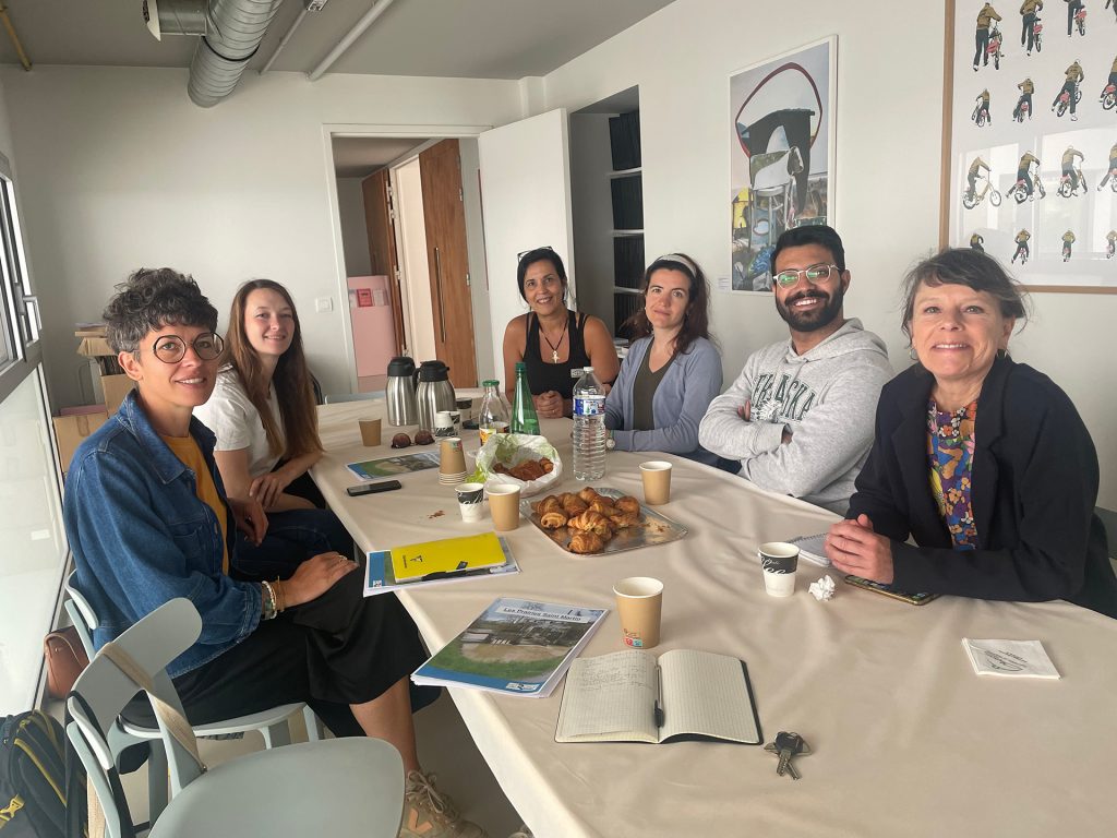 Étudiant·es en formation doctorale autour d'une table, en compagnie de l'artiste Elvia Teotski et de Zahra Thomas, enseignante chercheuse hydrologue