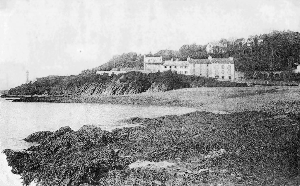 Image d’archive en noir et blanc du village de Maison Blanche vers 1917, depuis la plage.