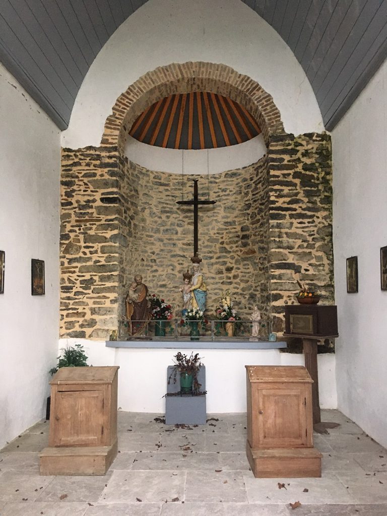 Autel en pierres situé dans la chapelle Notre-Dame-de-Clairence, révélant un espace de recueillement.