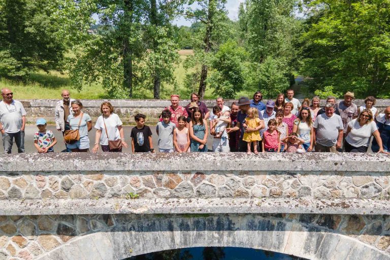 Le groupe de commanditaires, constitué d’habitant·es de trois communes, pose sur le Pont Rouchaud.