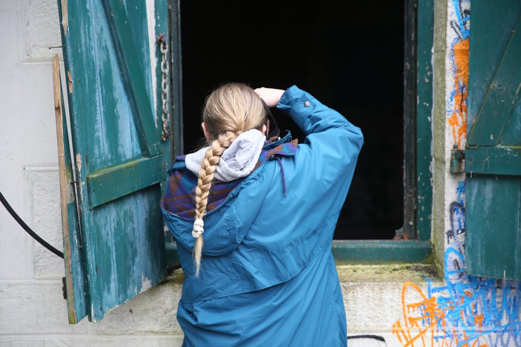 Roxanne Samson, commanditaire étudiante à l'UBO, prenant une photo lors des repérages de Maison Blanche.