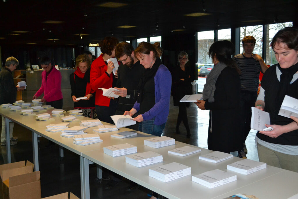 Agent·es des services de la Direction de la culture du Département d’Ille-et-Vilaine. Chacun·e est convié·e à sélectionner les formats et médiums d'impression qu'ielles souhaitent garder. Des dessins au format livre sont proposés.