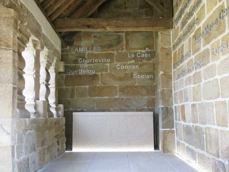 L'ossuaire en granit est situé dans une partie de l'église du cimetière. Le sol est pavé, tandis que l'ossuaire, éclairé par le bas, est en granit du Trégor. Les noms des familles sont inscrits en aluminium sur les murs qui entourent l'ossuaire.