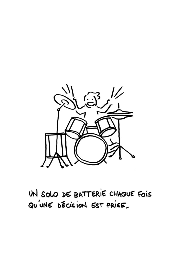 Dessin au feutre noir sur fond blanc. Une personne est montrée jouant de la batterie. La phrase : "Un solo de batterie à chaque fois qu'une décision est prise" est inscrite en bas du dessin.