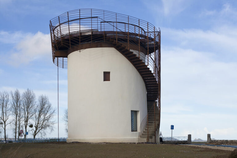Le moulin et son toit panoramique. L'imposante balustrade dévoile ses courbes à mesure que l'on monte dans l'escalier.