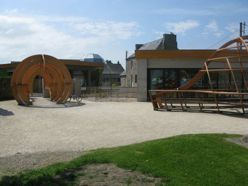 Plusieurs structures en bois sont installées dans la cour de l'école de Trébédan.