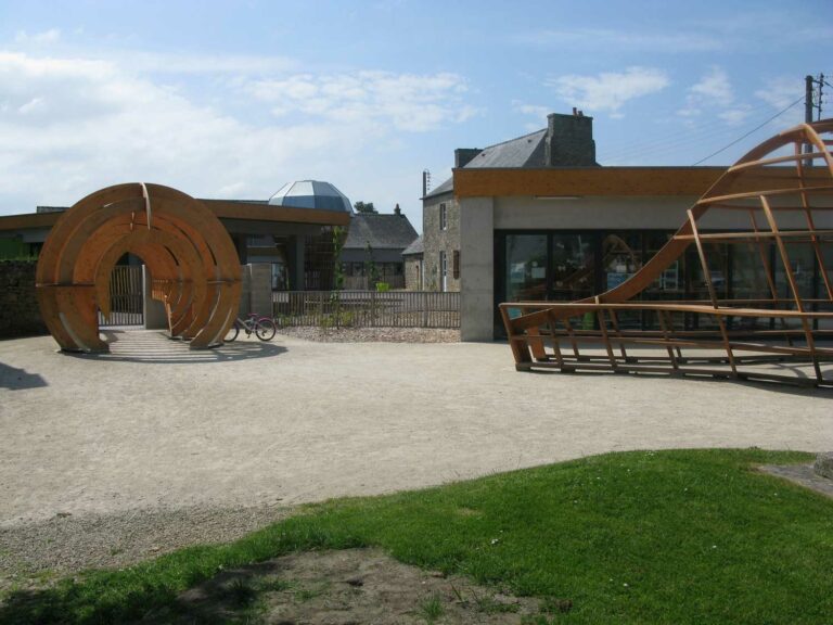 Plusieurs structures en bois sont installées dans la cour de l'école de Trébédan.