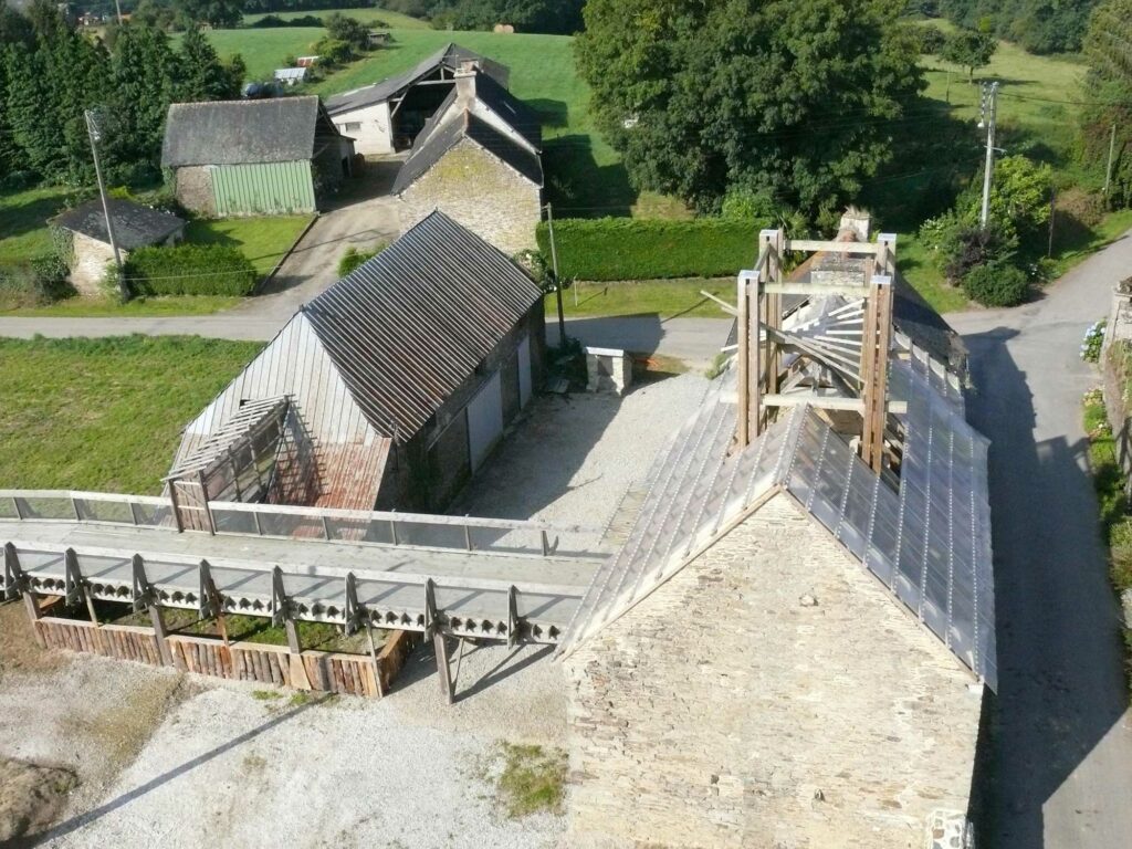 Un ensemble de bâtiments faisant l'objet de plusieurs interventions architecturales. Un belvédère et une passerelle, récemment construites, sont visibles.