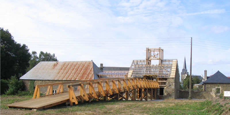 Vue d'ensemble du projet. Au premier plan est visible la passerelle. Au second, le belvédère.