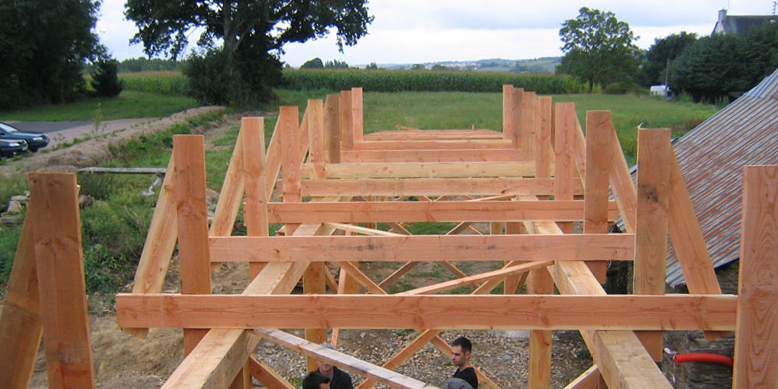 Maçonnerie de la passerelle en construction.