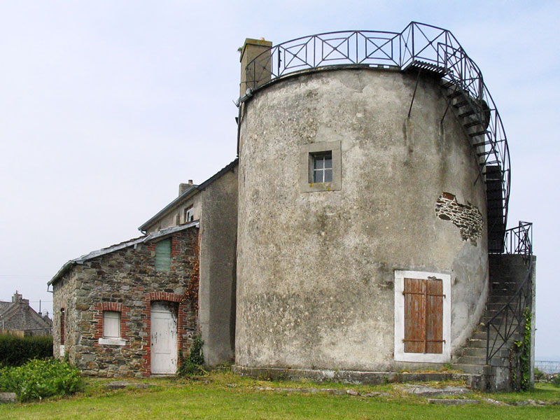 Le belvédère avant sa réhabilitation. La façade est relativement délabrée. Le garde-corps est sans aucun décor particulier. Une annexe en saillie, aujourd'hui détruite, est visible sur un côté du moulin.