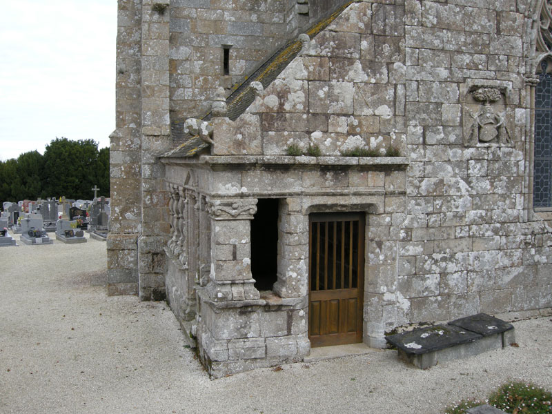 Petite annexe ajourée d'espaces vides par alternance de piliers. L'ossuaire est déposée dans cette annexe.