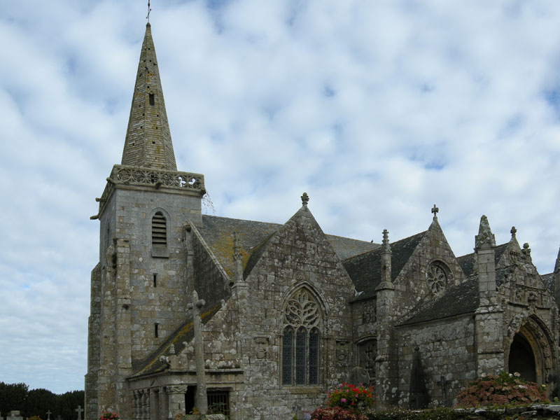 L'église de Runan. Bâti par les Templiers, l’édifice est de style classique, contrastant avec le foisonnement d’inspiration gothique du reste de l’église.