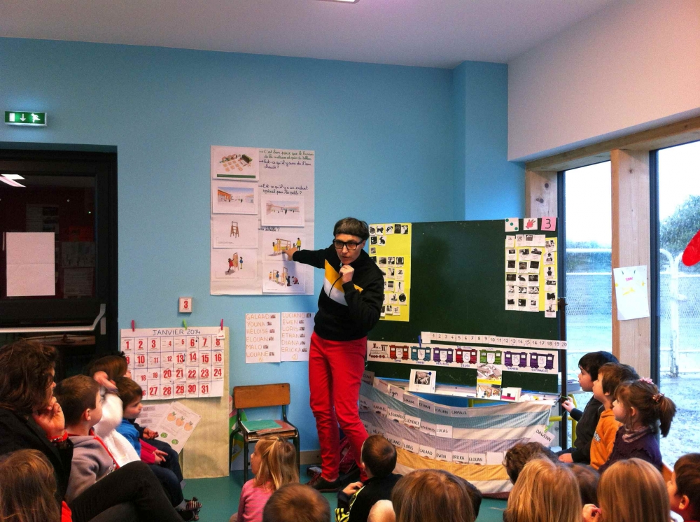 matali crasset discutant avec les élèves de l'école de Trébédan le projet qu'elle met en place.