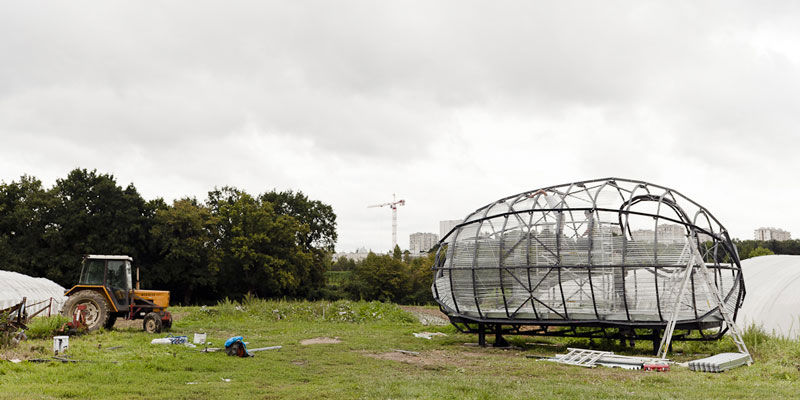 La Patate est en cours de construction. Seuls sa charpente métallique et le grillage métallique qui la recouvre sont visibles.