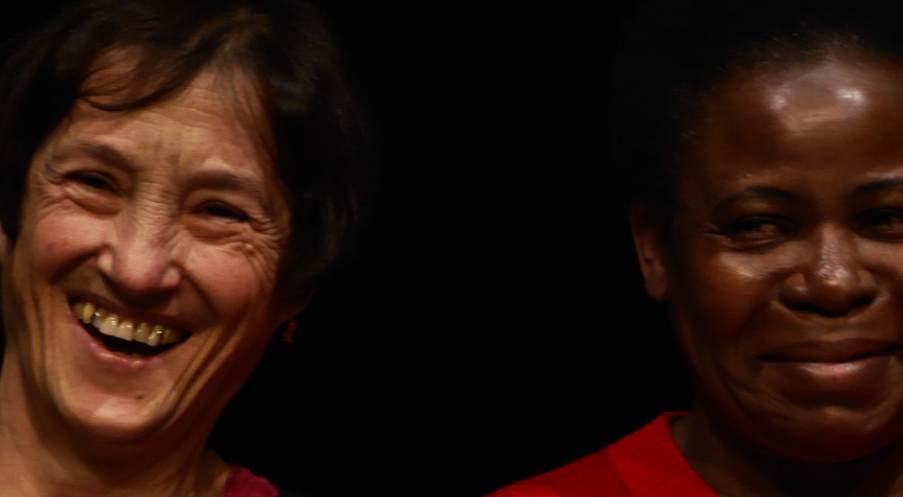 Deux femmes semblent joyeuses. Elles sourient.