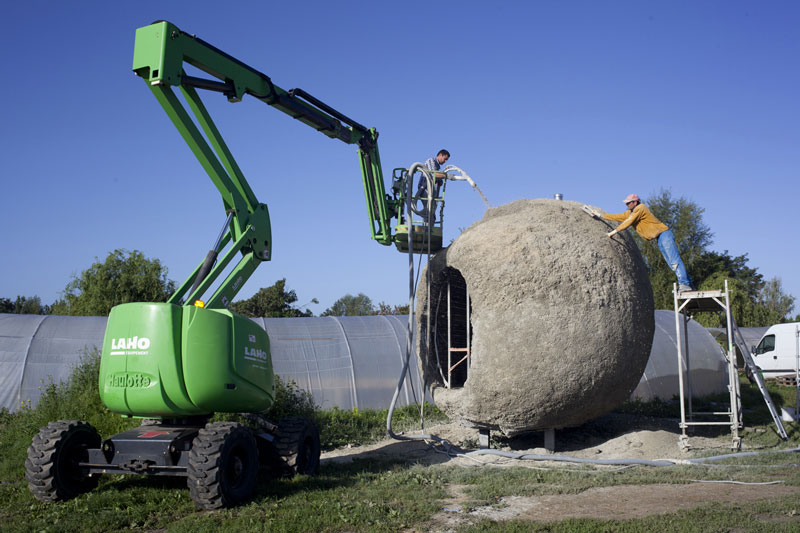 La Patate est recouverte de trois couche de béton à la chaux par des artisans locaux. Ces deniers se servent d'une nacelle pour atteindre le sommet de la Patate.