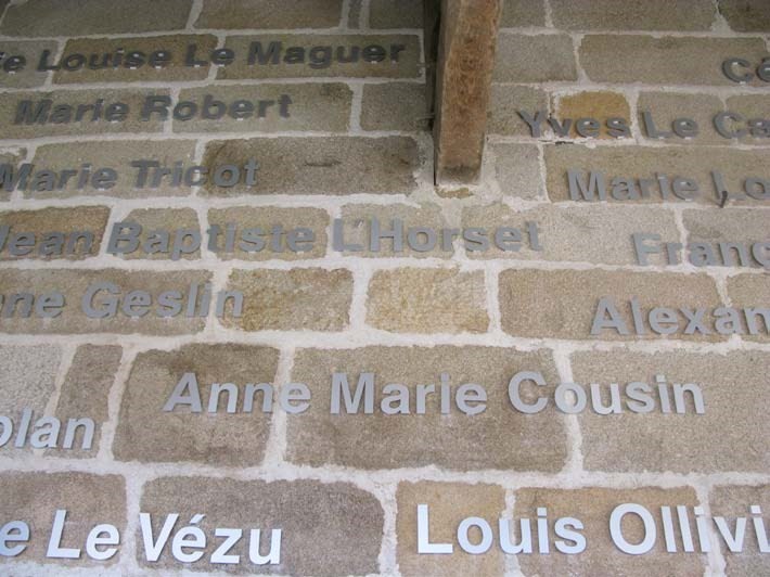 Les noms des familles sont marqués en aluminium brossé. De espaces sont laissés vides afin de pouvoir y ajouter des nouveaux noms.