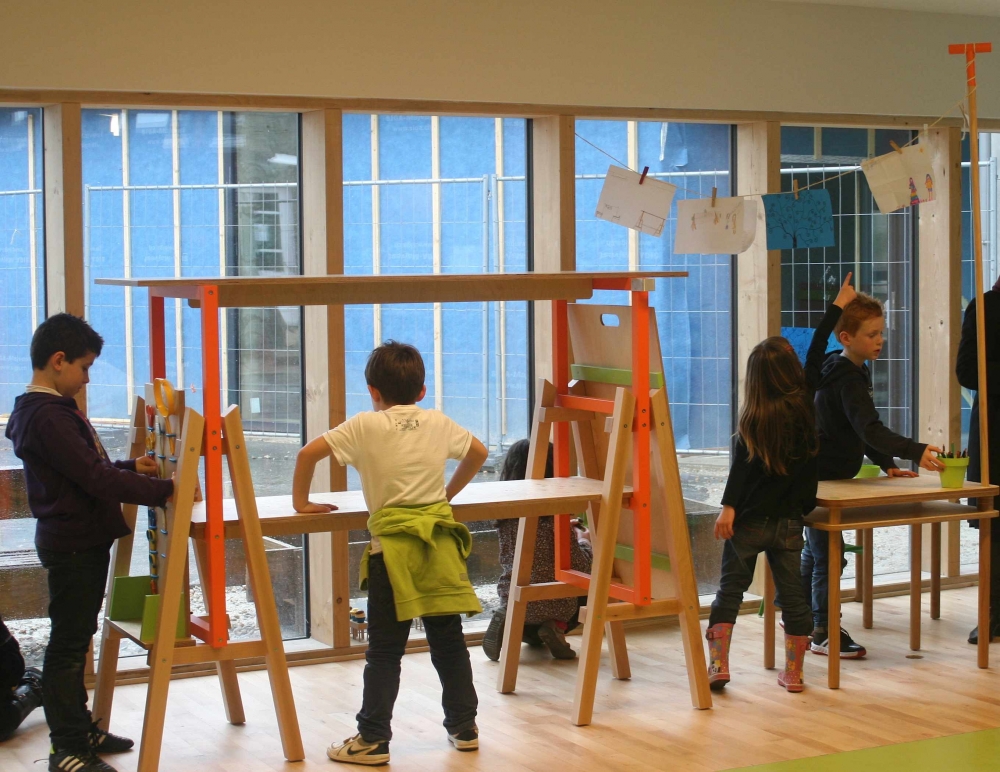 Les enfants de l'école de Trébédan jouent avec des dispositifs en bois crées par matali crasset