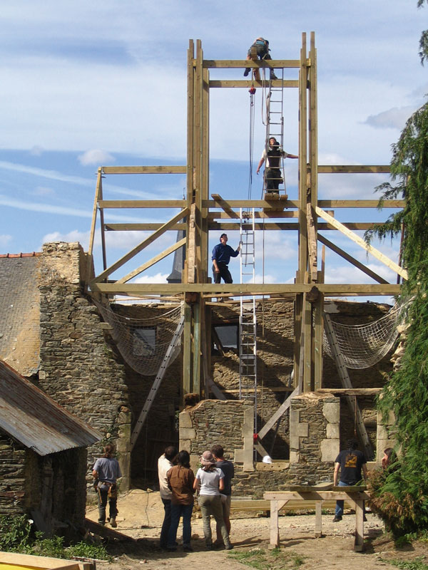 Plusieurs ouvriers s'attèlent à la construction de la structure du belvédère