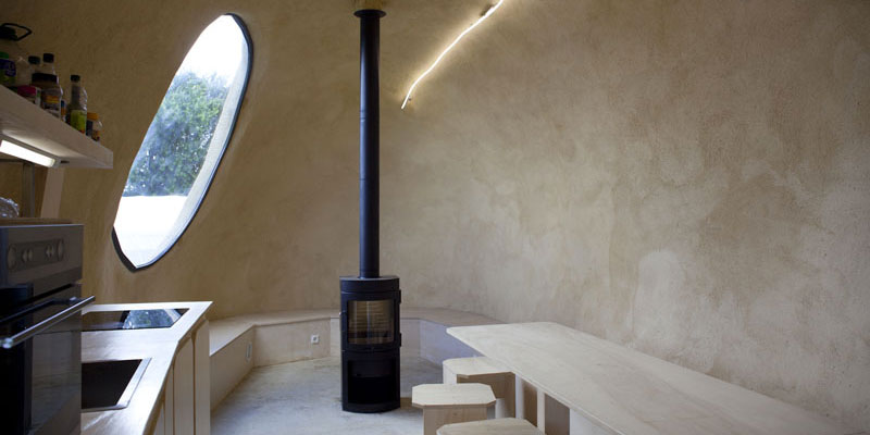 L'intérieur de la Patate est chauffé par un poêle à bois permettant une source de chaleur écologique et durable.