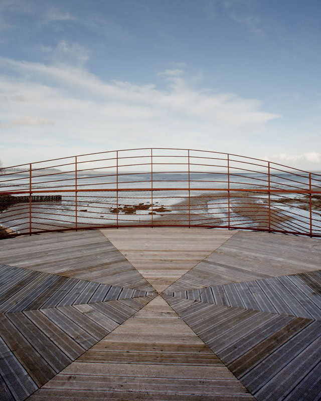 Le toit panoramique donne une vue à 360° sur le marais, le bourg et la baie. Le garde-corps se fond dans les lignes du paysage.