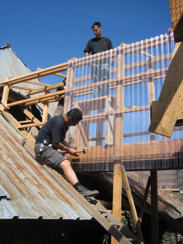 Deux ouvriers travaillent sur la construction de la passerelle.