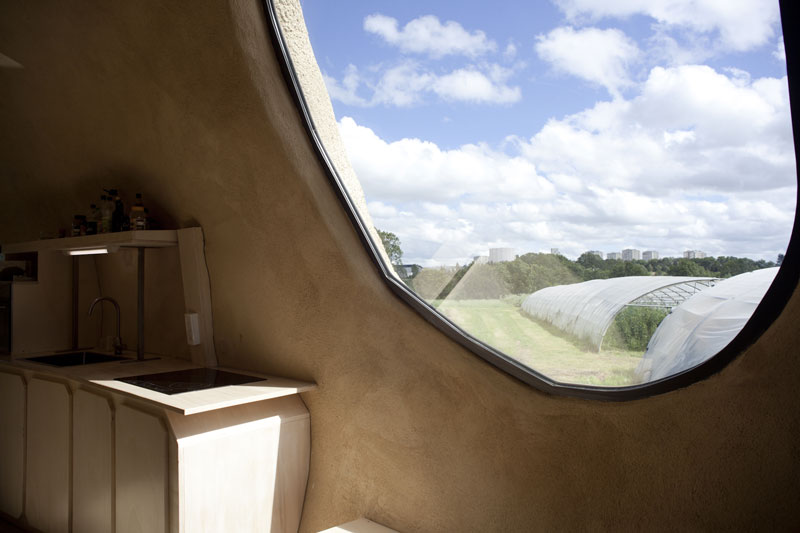 L'intérieur de la Patate est composé de grandes fenêtres orientées vers le soleil, permettant une lumière naturelle tout au long de la journée. Depuis ces fenêtres, les serres sont visibles.