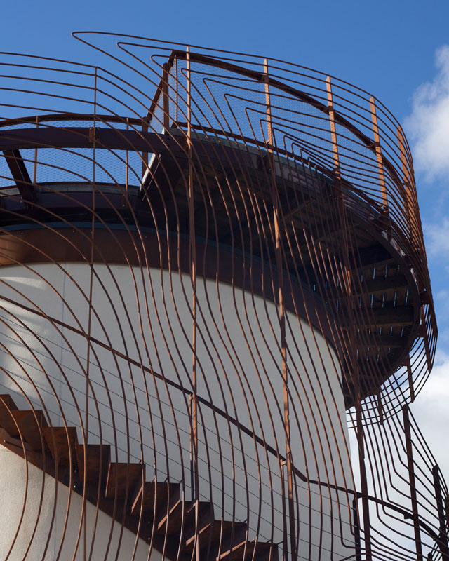 Le garde-corps et ses ondes viennent habiller le corps du moulin.