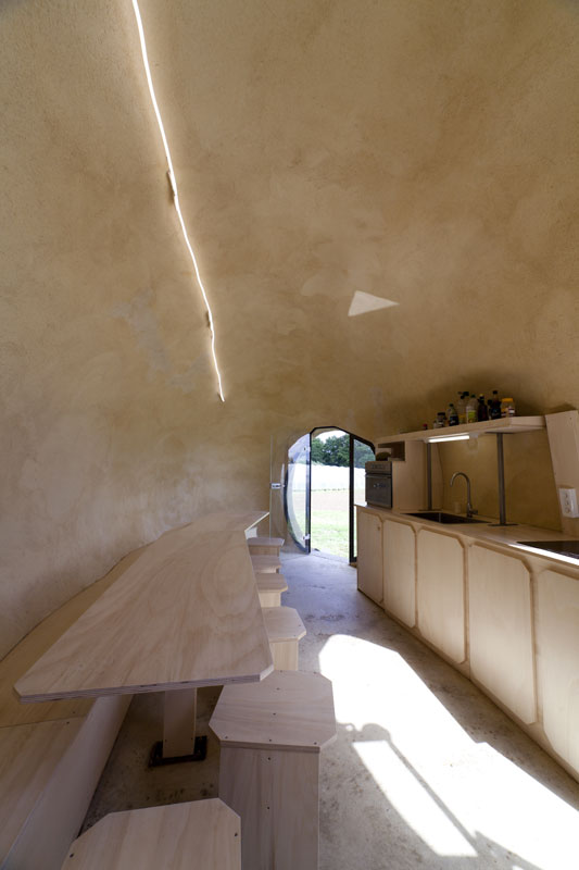 L'intérieur de la Patate est recouverte de chaux d'un marron clair. Le mobilier est dans des tons similaires.