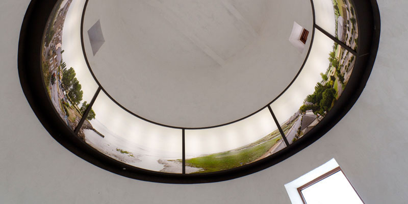 A l'intérieur, une frise rétro-éclairée à 360° illustrant la vue visible depuis le toit panoramique.