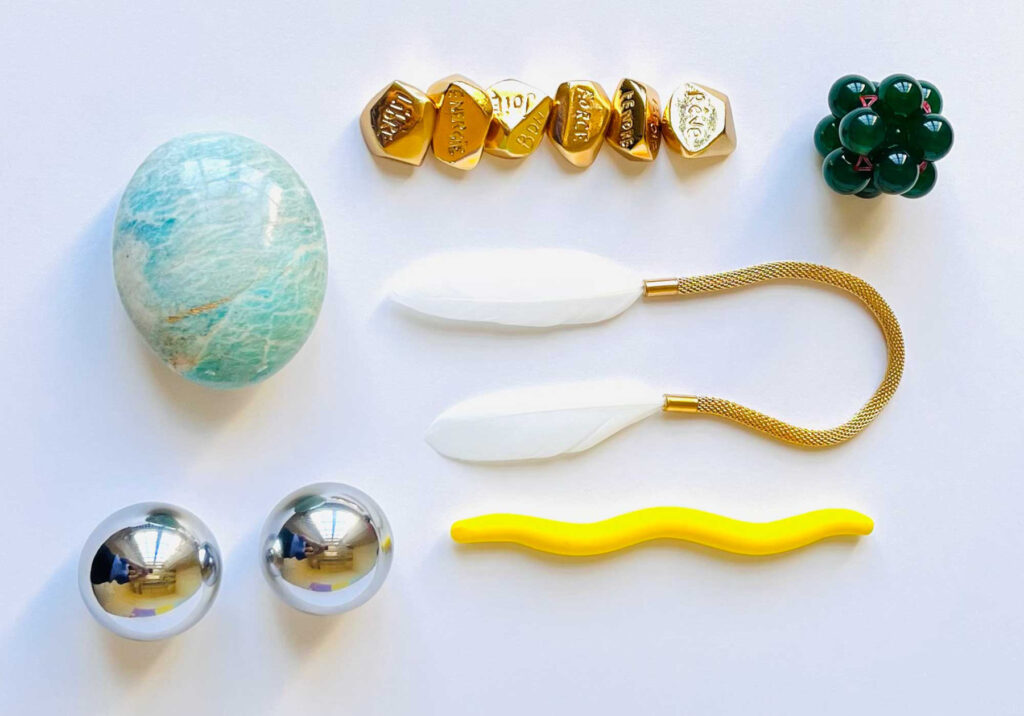 Les différents objets misent à disposition des patient·es : osselets, pierre, sphère...