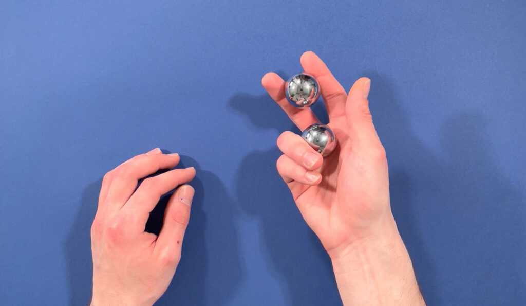 Deux sphères métalliques servant à se masser ou à créer une gymnastique des doigts