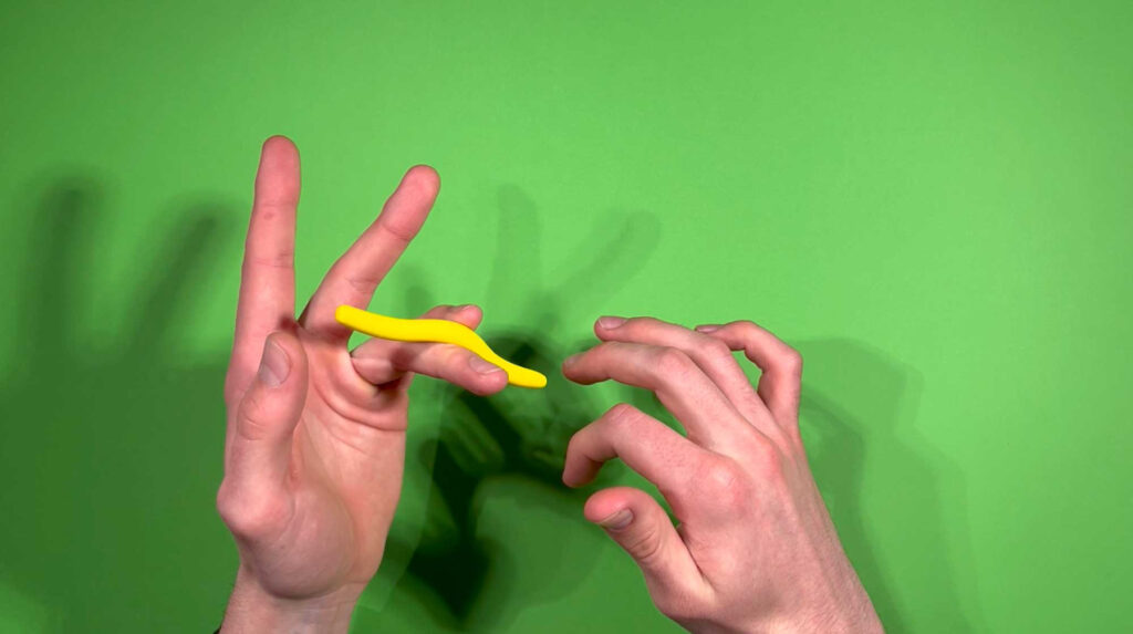 Stylet jaune légèrement ondulé pour faire une micro-gymnastique des doigts.