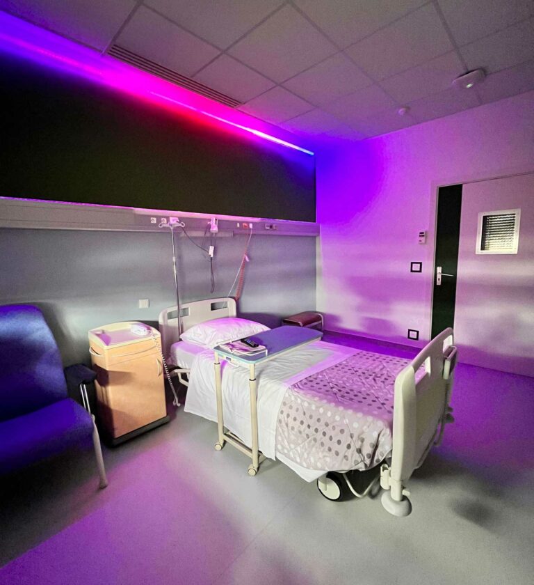 Dans l'une des salles du centre d'oncologie, des systèmes d'éclairage ont été installés. Cette lumière baigne la pièce d'une douceur et d'une chaleur qui contrastent avec la blancheur et la froideur des néons du plafond.