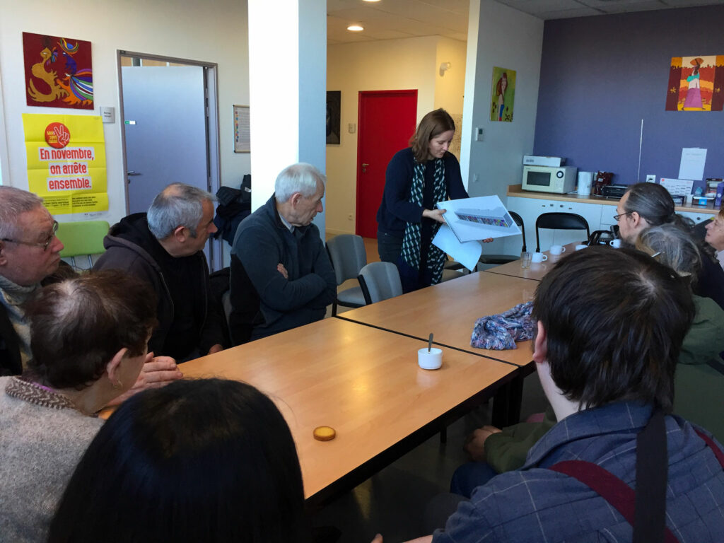 Autour d'une table, Sabina Lang présente le projet aux commanditaires.