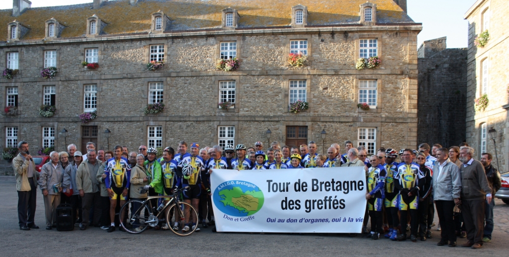 Groupe A.M.I.G.O (Association Militante pour le Don et la Greffe d'Organes) ayant réalisés un Tour de Bretagne des greffés en vélo.