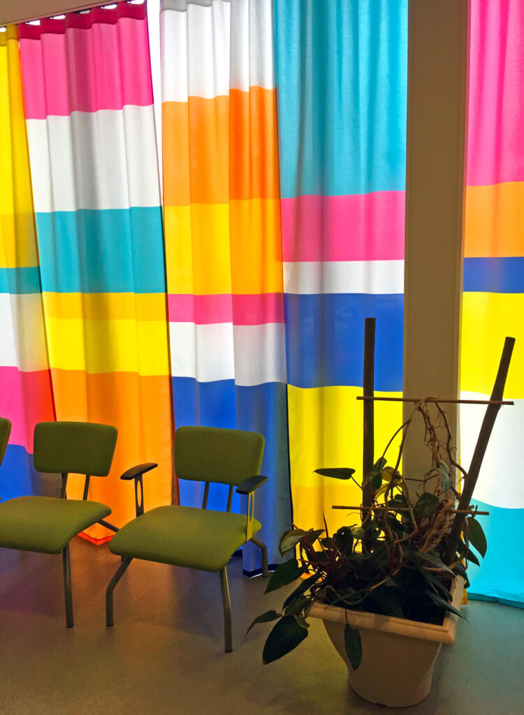 De l'intérieur, le rideau occulte la vision sur l'extérieur. Les couleurs vivent sont accentuée par la lumière du soleil qui les pénètrent.