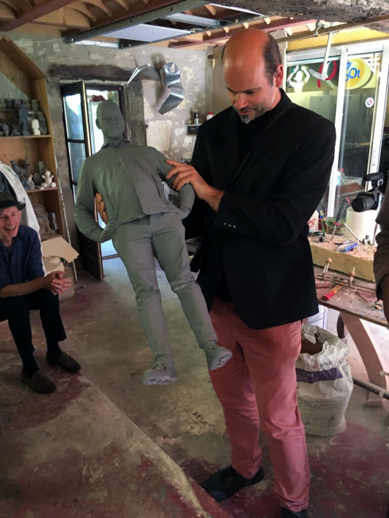 Découverte des sculptures par les commanditaires