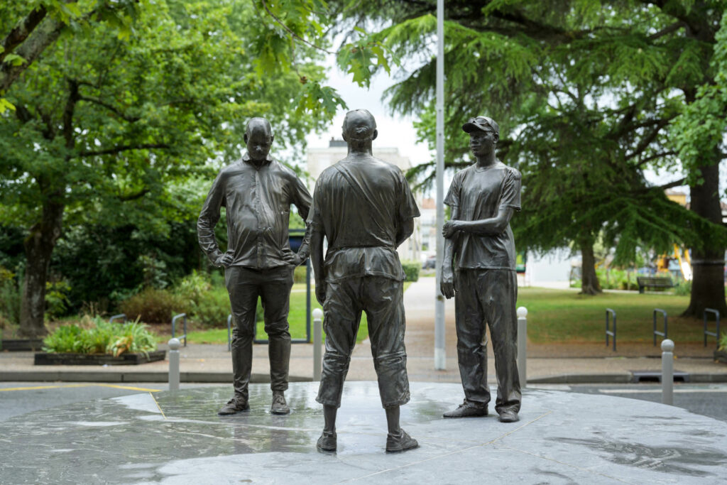 « Jérémie, Germain et Olivier », 2022. Table, banc et trois sculptures, bronze, marbre et béton, 3,5 m de diamètre. Place Florale, Eysines (33). Crédit photographique : Benoît Cary