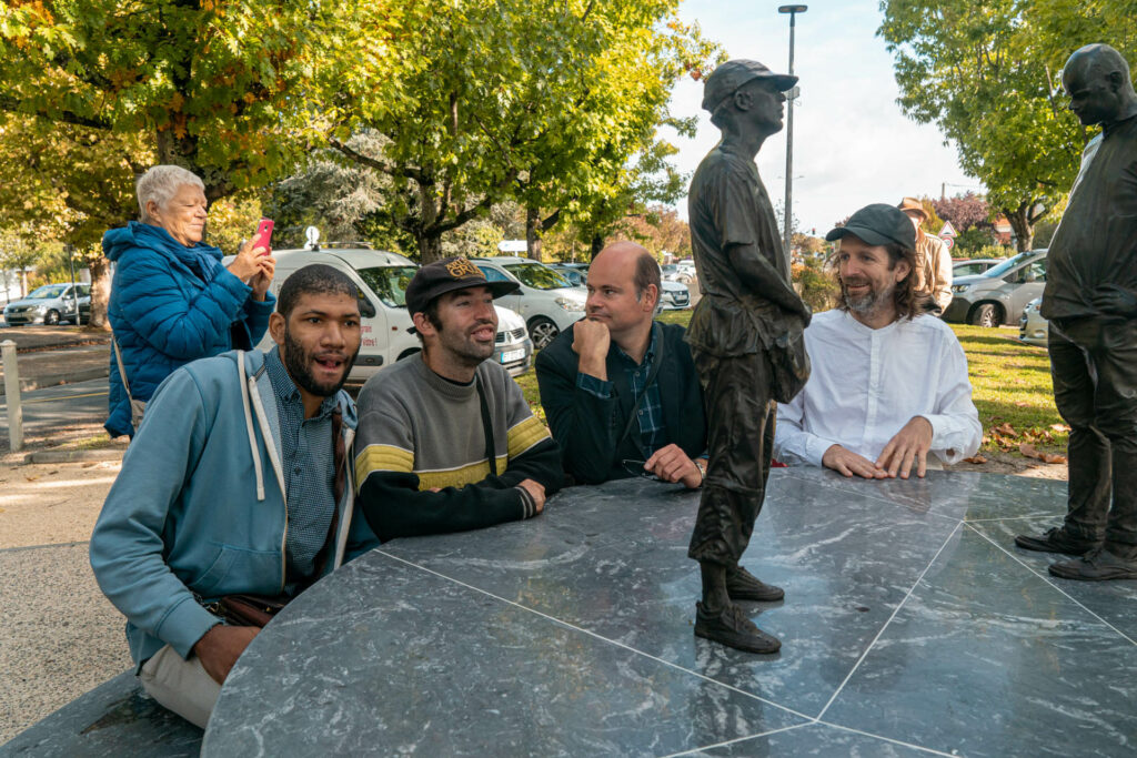 L'artiste et les commanditaires lors de l'inauguration, octobre 2022. Crédit photographique : Guillaume Argento